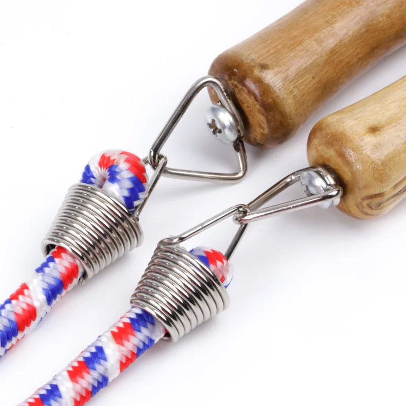 10-метровый групповой веревочный прыжок на многоперсонной качели для студентов, соревнующихся коллективно.