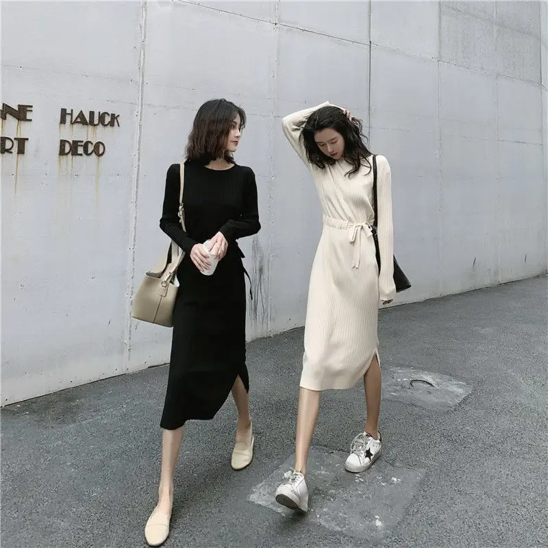 

Женское трикотажное платье-свитер с поясом и разрезом