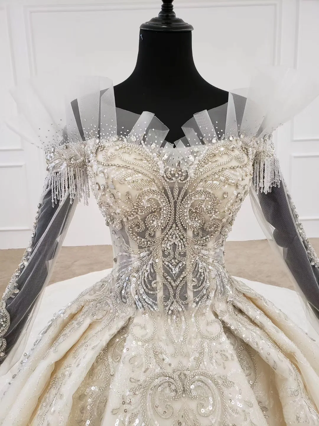 

2020 Arabic Wedding Dresses Dubai Ball Gown Lace Appliques Sequin Illusion Back Petite Wedding Dress Bridal Vestido De Festa