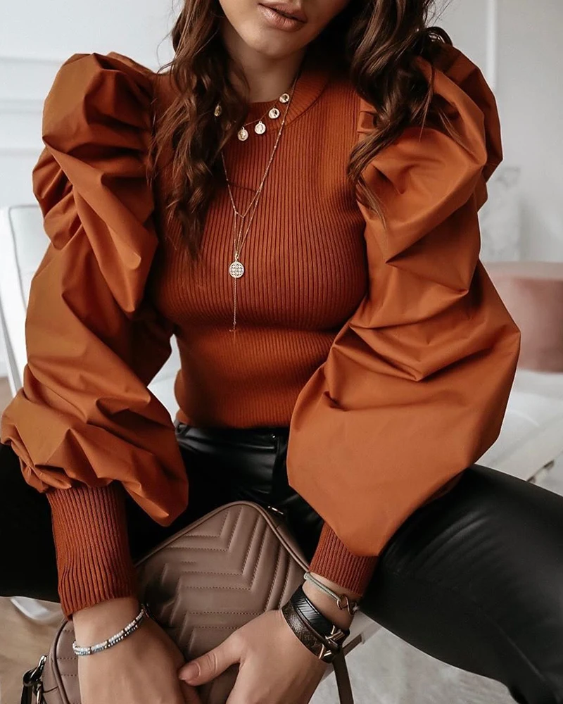 Женская блузка в рубчик с круглым вырезом и пышными рукавами повседневная