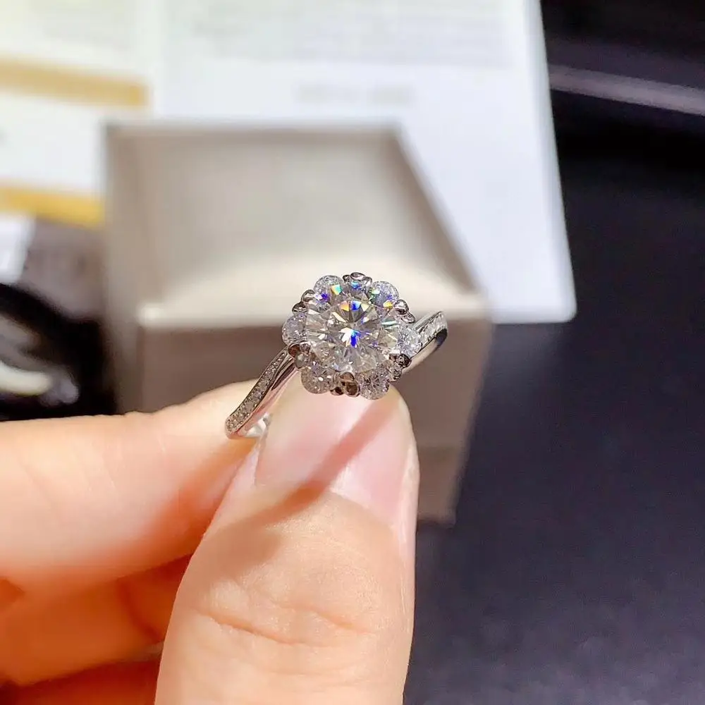 

Кольцо женское из серебра 925 пробы, с белым муассанитом, 1 карат