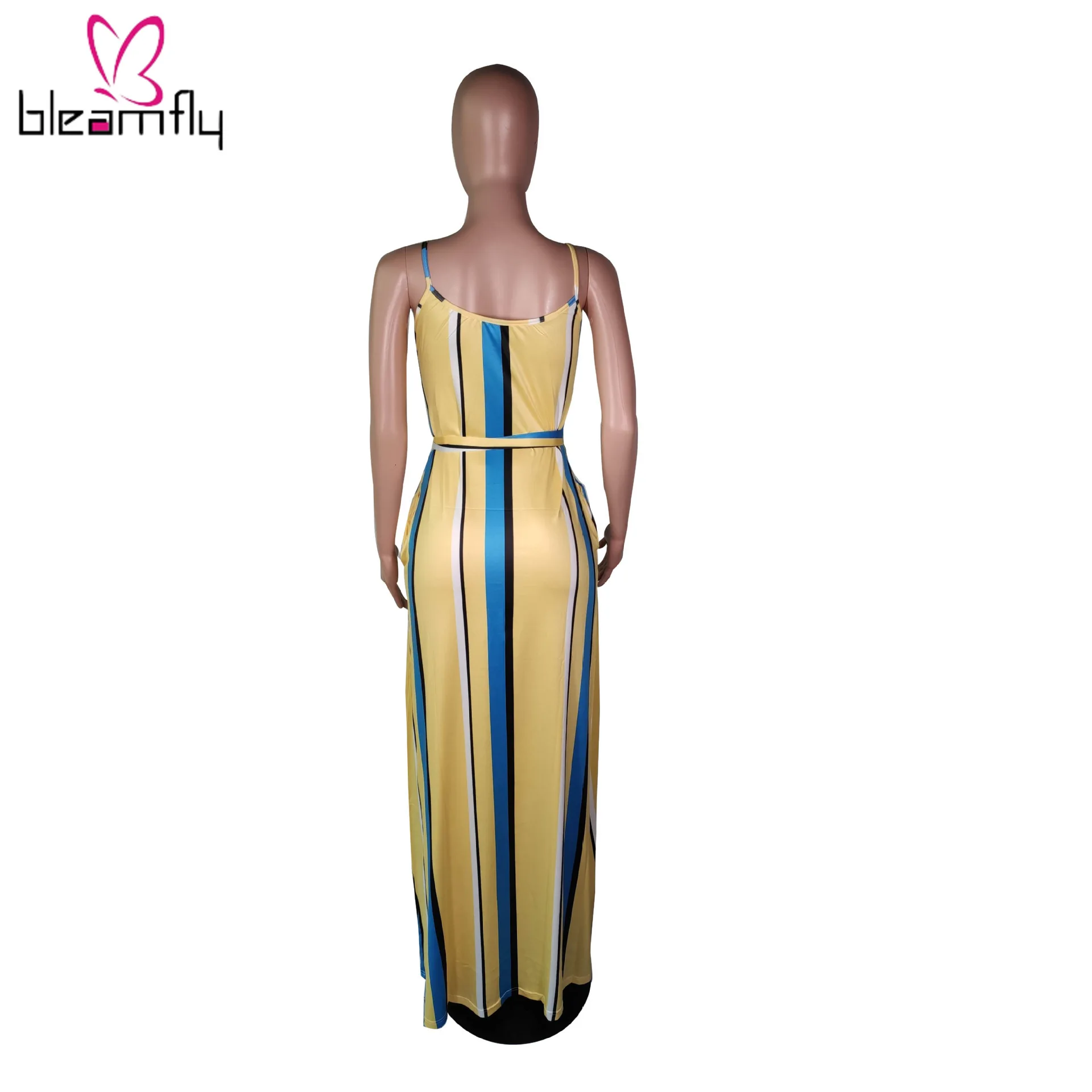 Летнее женское платье в полоску с принтом на тонких бретелях без рукавов поясом