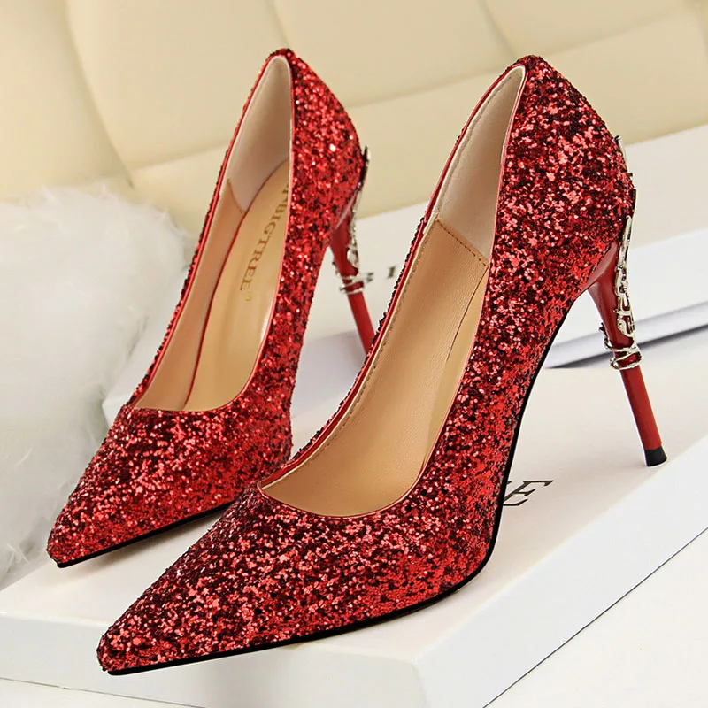 Весенние женские туфли-лодочки на каблуке Туфли металлическом с резным узором