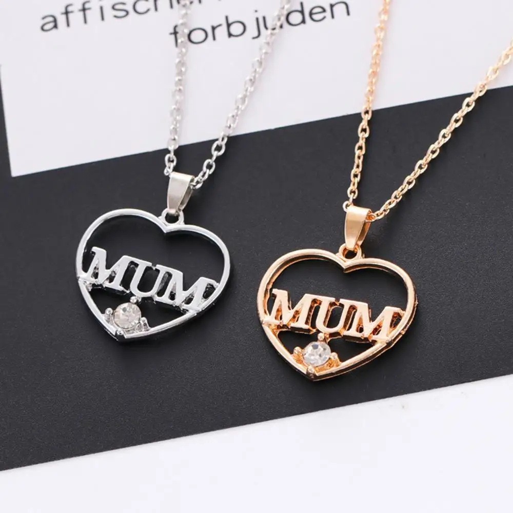 

Женская подвеска в виде сердца с надписью «MUM»