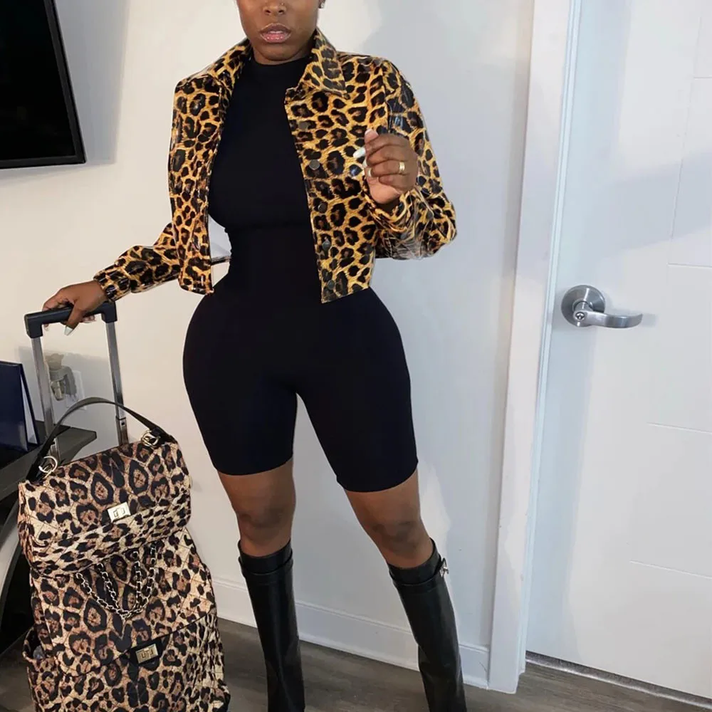 Куртка-бомбер женская из искусственной кожи с леопардовым принтом однобортная