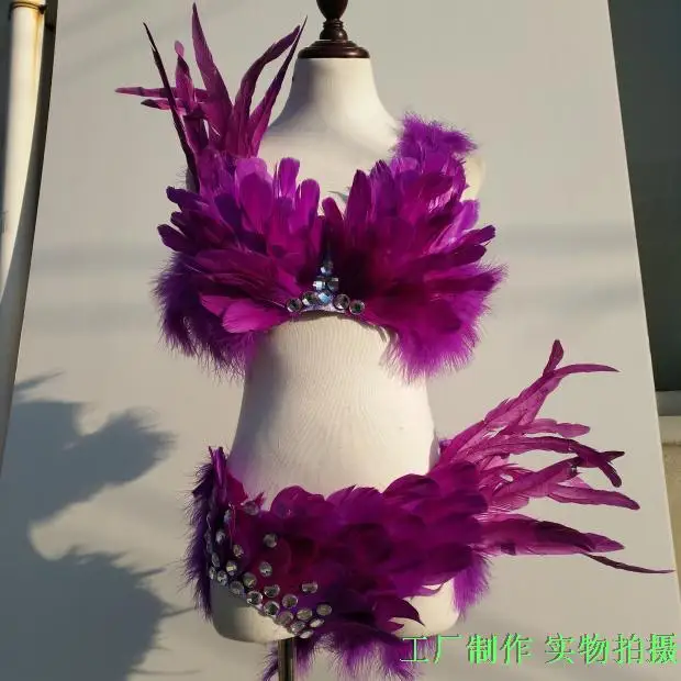 Модель подиумный костюм пикантные бюстгальтеры и нижнее белье с натуральными