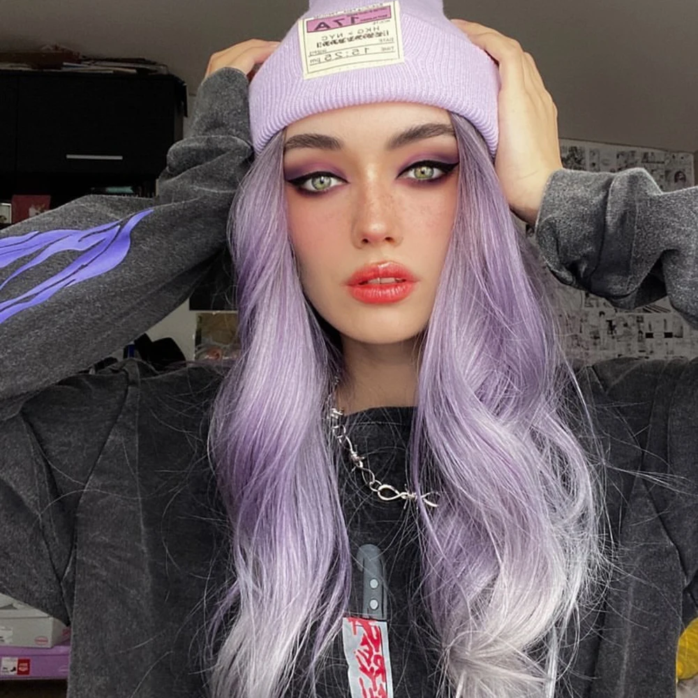 Длинные волнистые волосы фиолетового цвета с эффектом омбре средней части