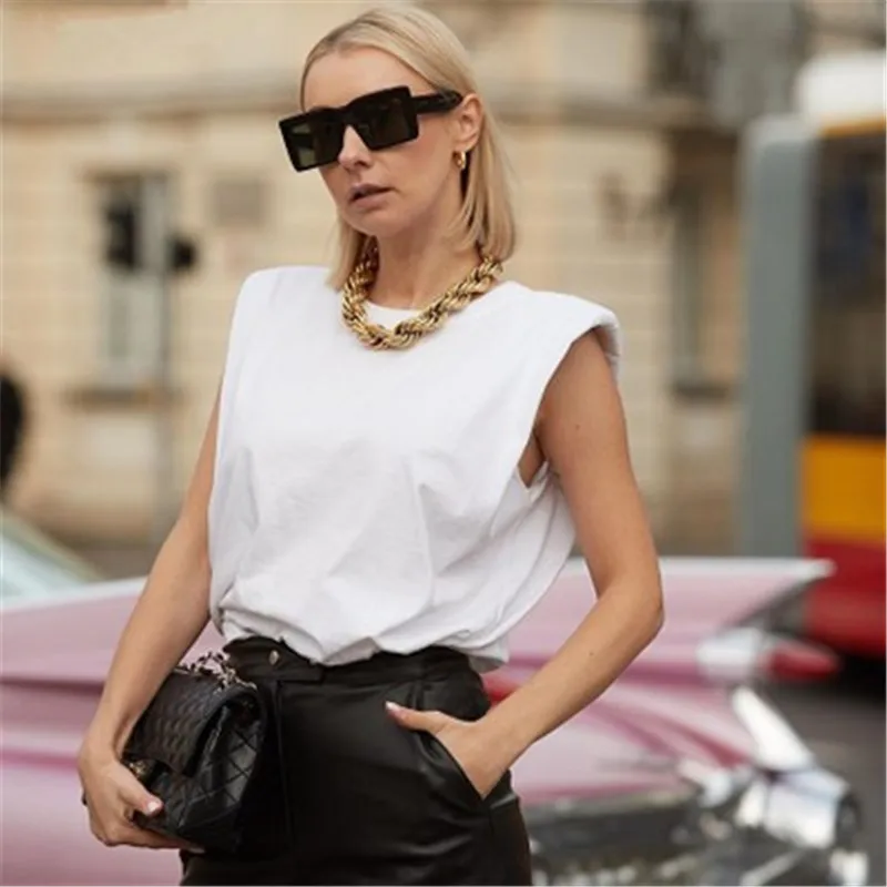 Женская хлопковая футболка без рукавов черная или белая однотонная Повседневная