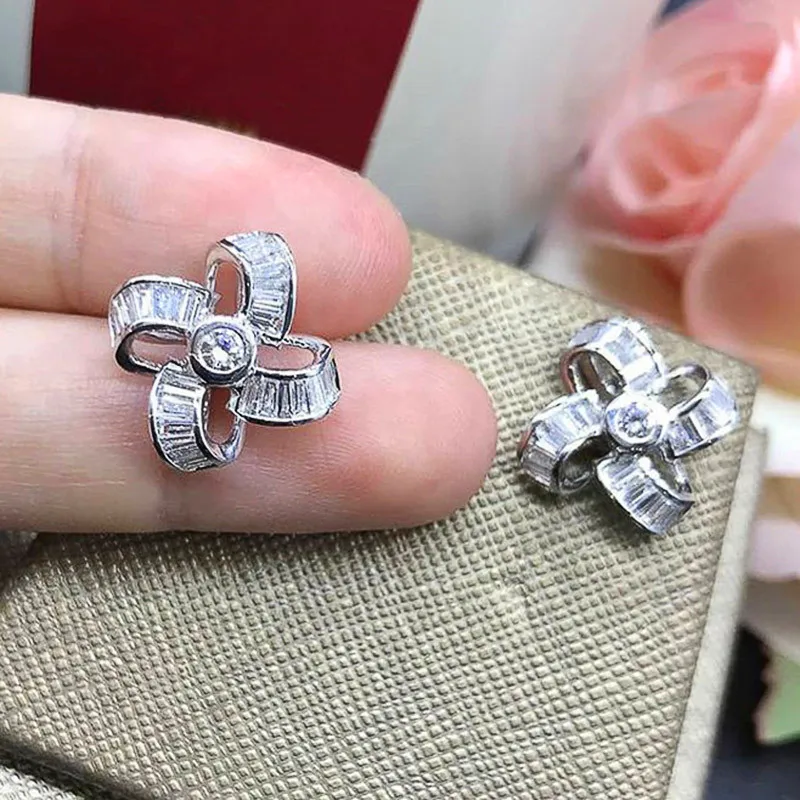 

Серьги-гвоздики Huitan для женщин, свадебные модные сережки серебряного цвета в эстетике, Ювелирное Украшение с блестящим кубическим цирконие...