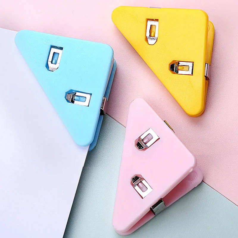 

Набор цветных угловых зажимов, треугольный прозрачный держатель для страниц, зажим для указателя, около 40 листов, канцелярские принадлежно...