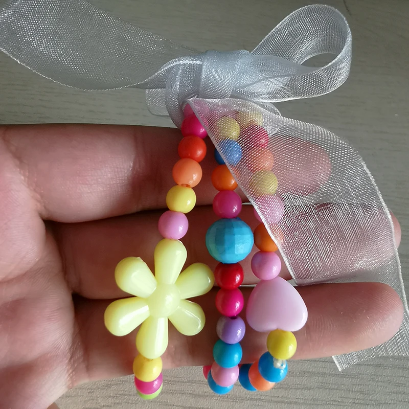 Набор браслетов из акриловых бусин карамельные конфеты бант цветок буквы