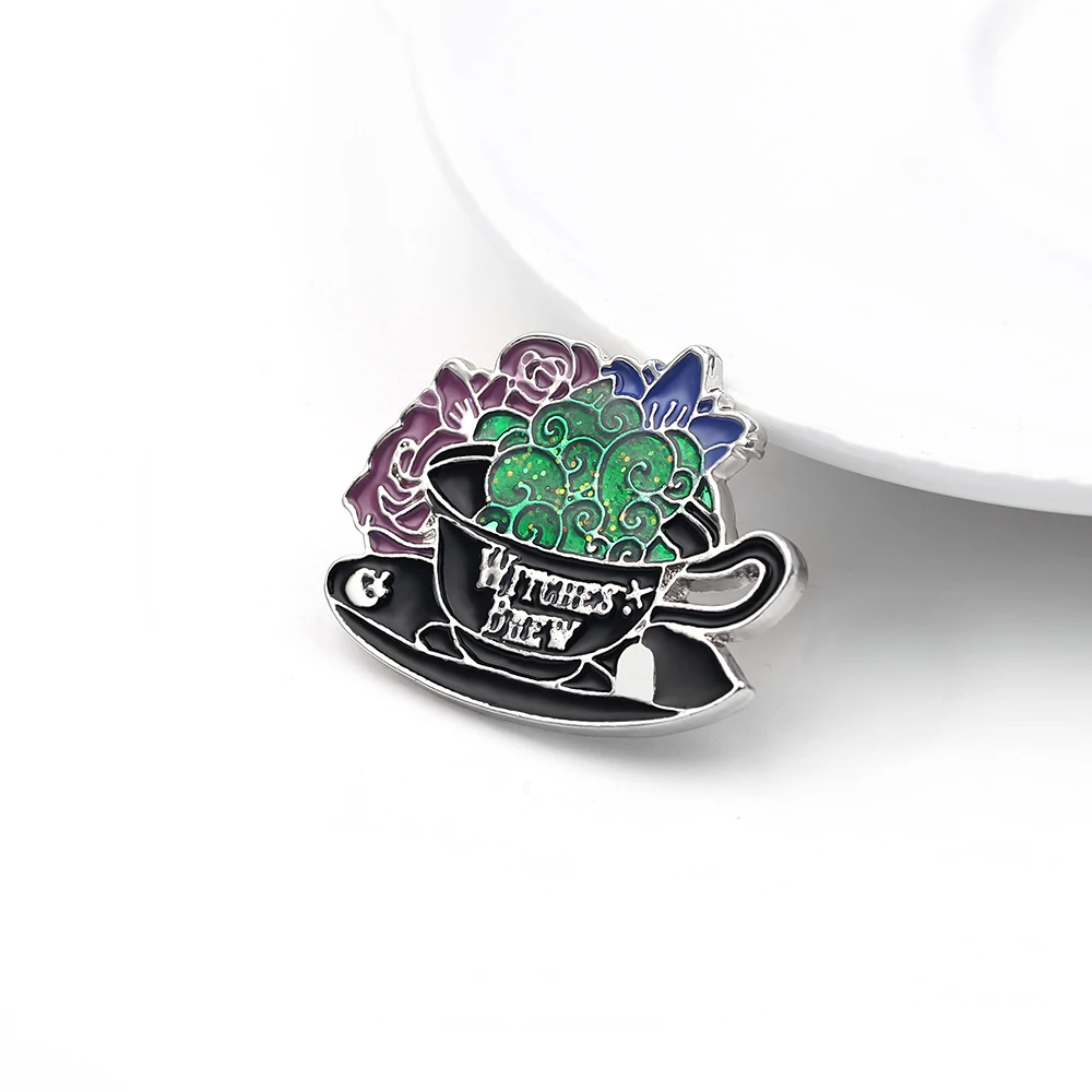 Оптовая продажа эмалированная булавка для лацкана в форме Ведьмака с цветком