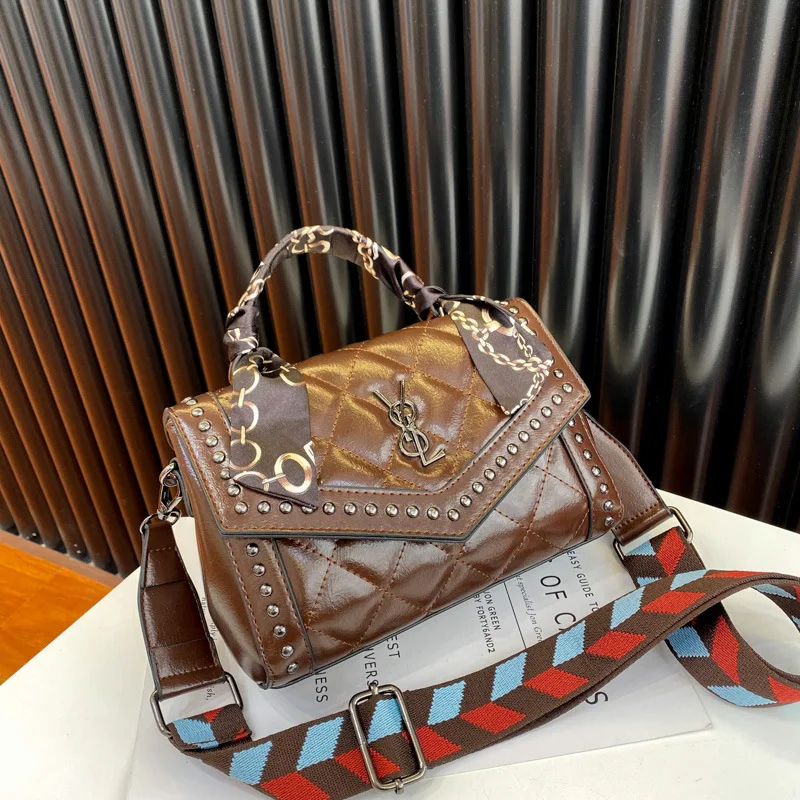 

luxury chain embroidered bag girl 2020 autumn/winter new fashion casual one-shoulder stiletto bag fashion small square bag