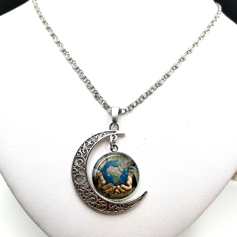 

2020 Creative Palm Earth Cabochon Glass Moon Pendant Clavicle Chain Necklace Birthday Gift