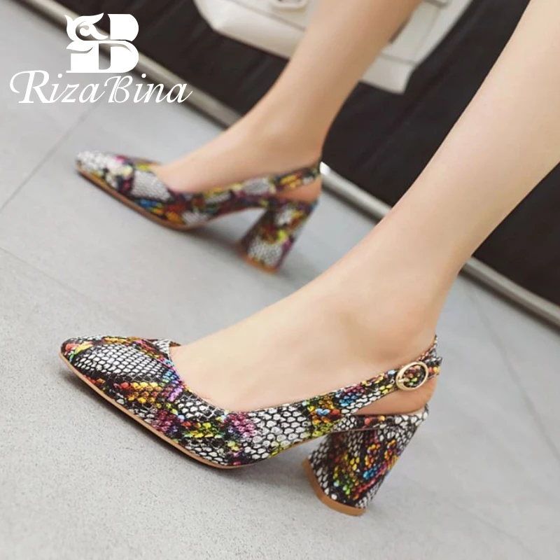 Женские босоножки с ремешком на пятке под змеиную кожу металлической