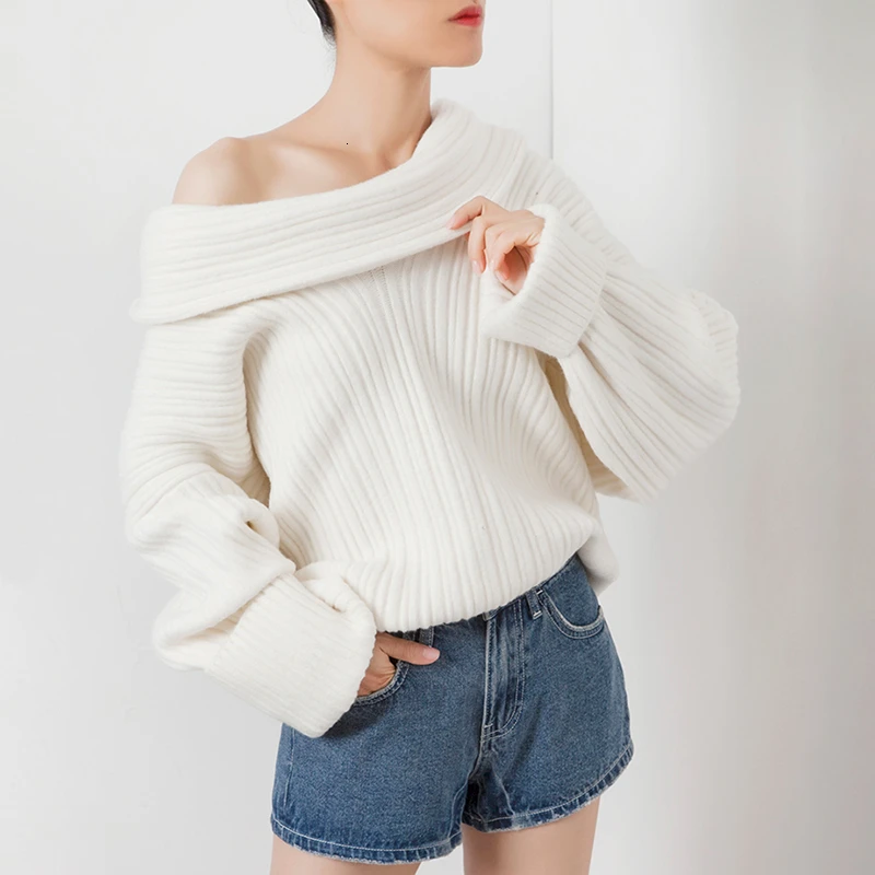 Женский свитер на шнуровке белый одно плечо с косым воротником и длинным рукавом