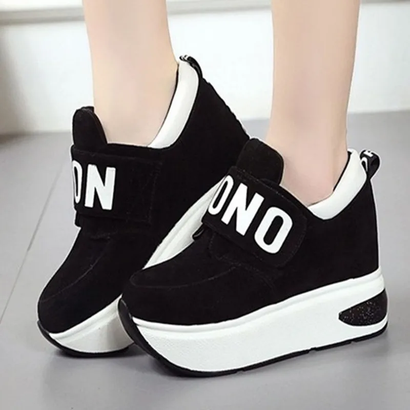 Женская обувь из замши сезон осень Цвет черный красный кроссовки на платформе