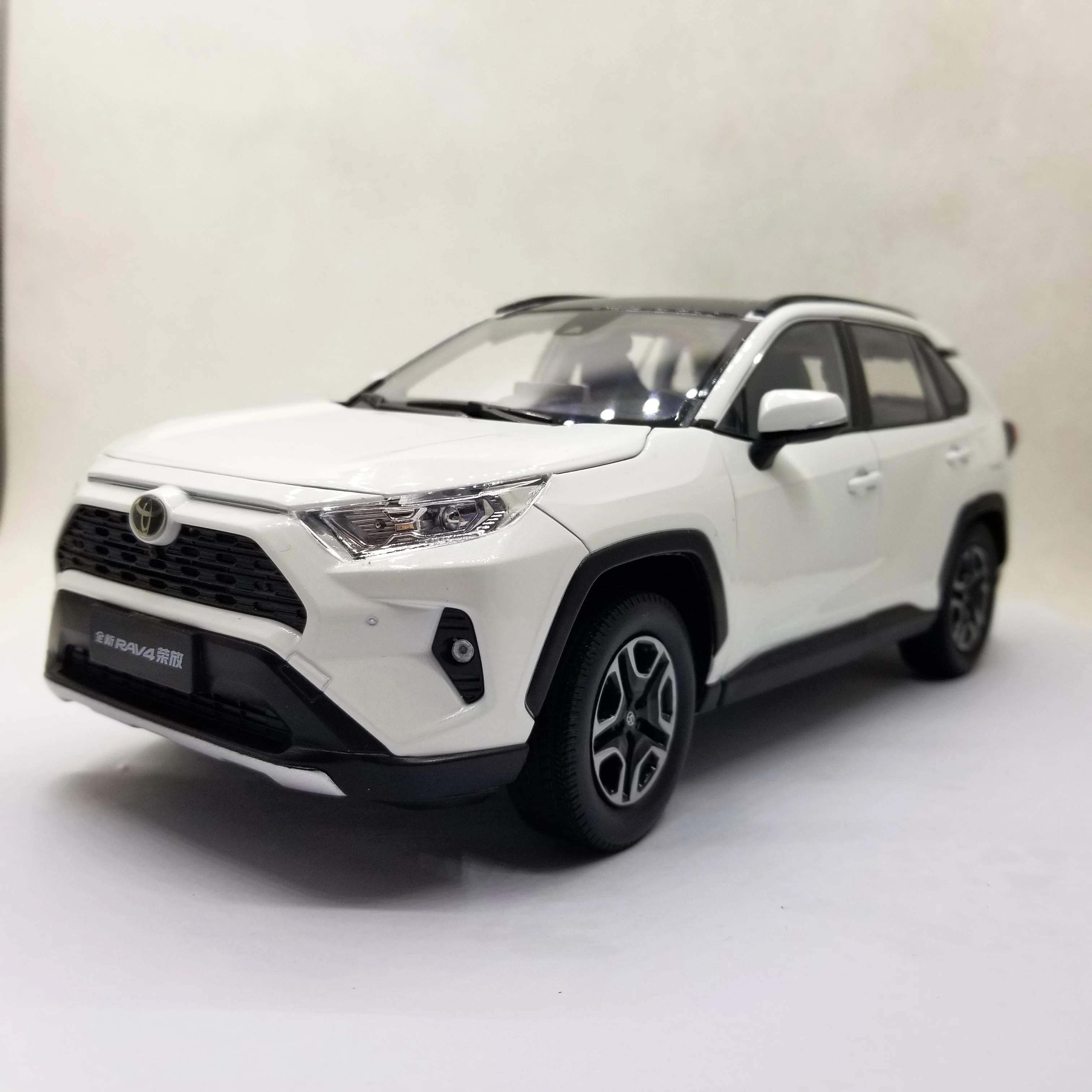 

1:18 Diecast Model for Toyota RAV4 2020 White SUV Alloy Toy Car Miniature Collection Gifts RAV 4