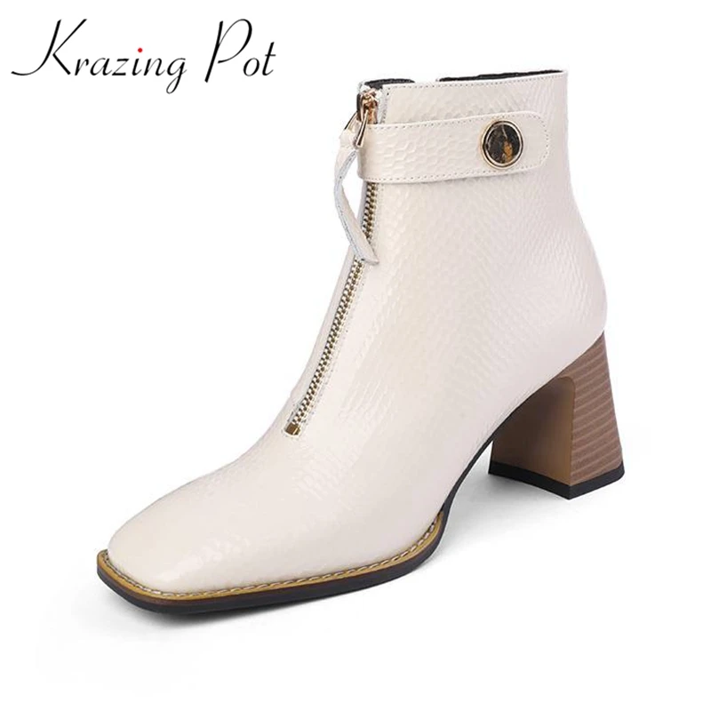 

Lenkisen тисненые Ботинки Челси из коровьей кожи с круглым носком сохраняют тепло на толстом высоком каблуке с металлической пуговицей спереди...