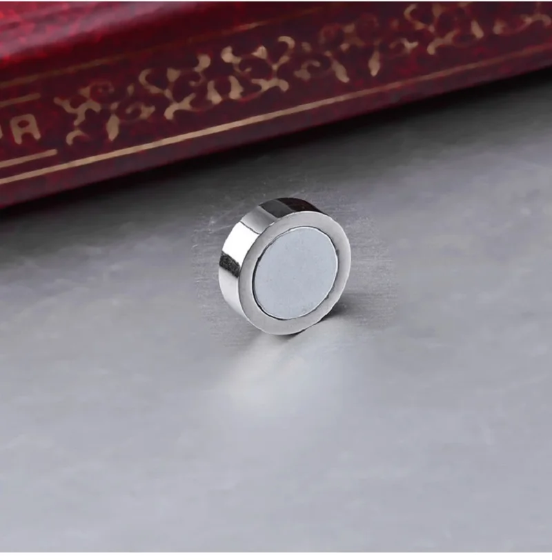 

Korean version of titanium steel magnet earrings ear clip cute style