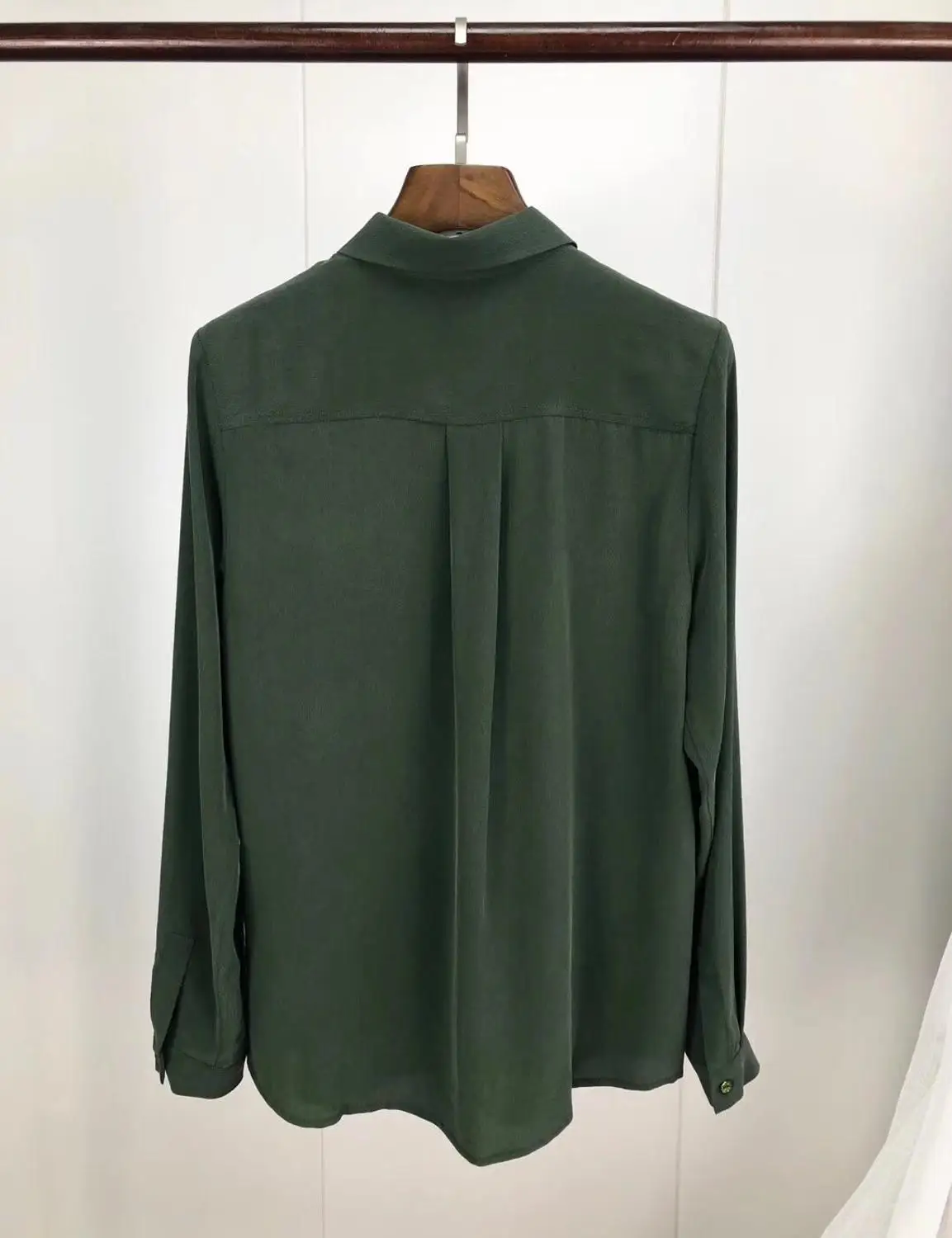 Блузка женская из натурального шелка с одним карманом и блестками | Женская