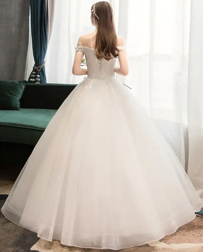 Простое кружевное свадебное платье с открытыми плечами и V-образным вырезом |