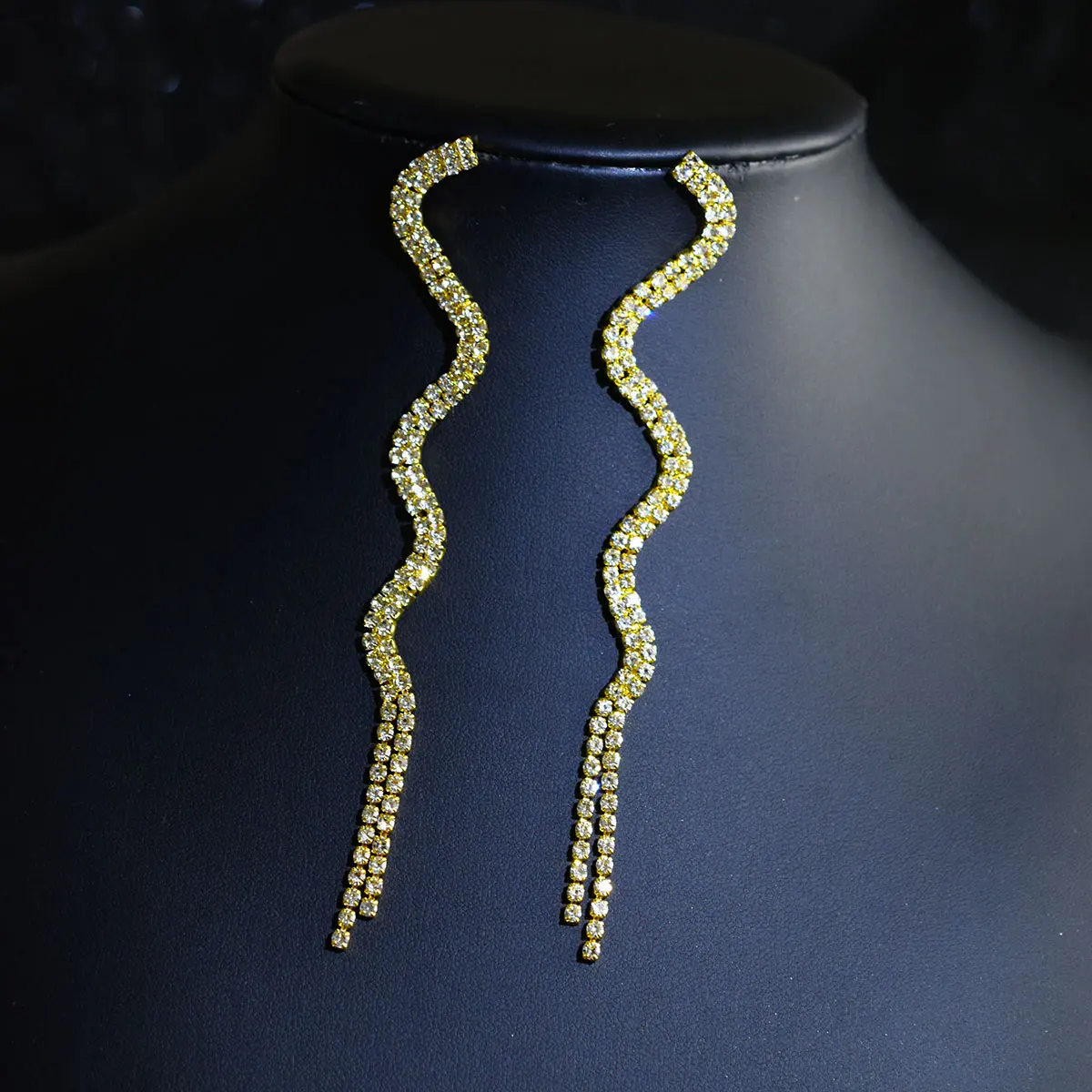 Роскошные блестящие серьги-гвоздики со стразами и кисточками свадебные