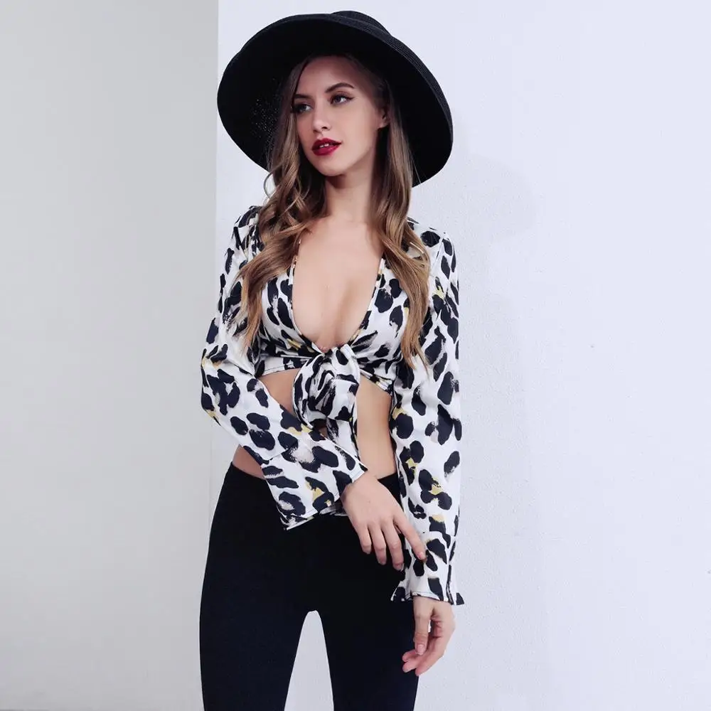 Женская футболка с леопардовым принтом глубоким V-образным вырезом и