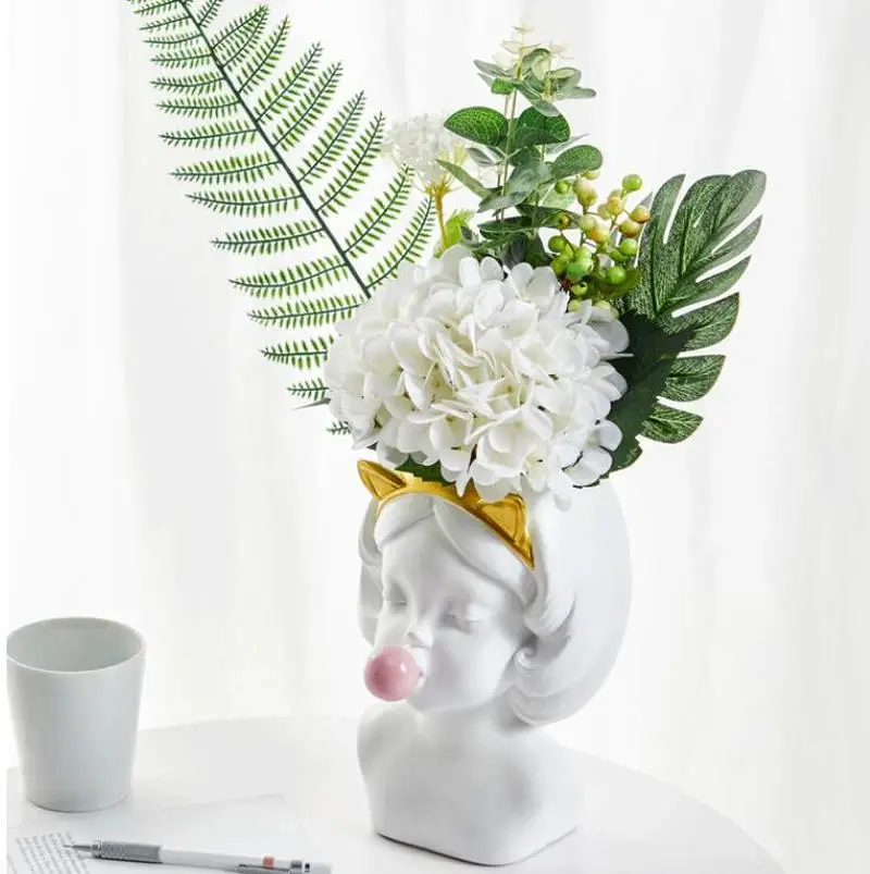 Милые девушки пускания мыльных пузырей кашпо для суккулентных растений