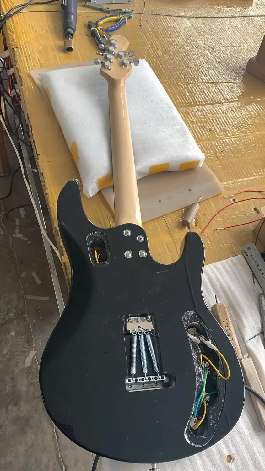 Оптовая продажа гитара для левой руки музыкальная электрическая в черном цвете