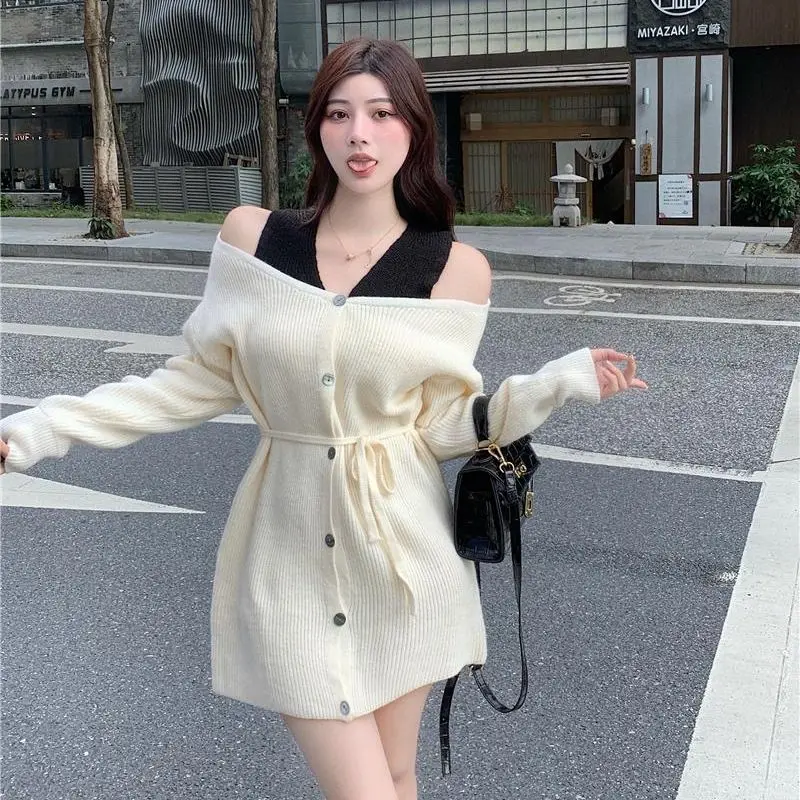 

Новое китайское однобортное платье-свитер со шнуровкой и контрастными открытыми плечами