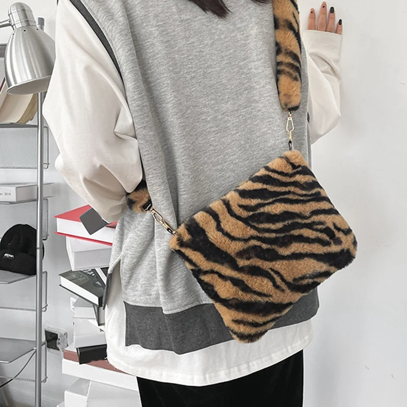 

Korean Style Trendy Personality Leopard Print Plush Shoulder Bag Wild Girl Messenger Bag