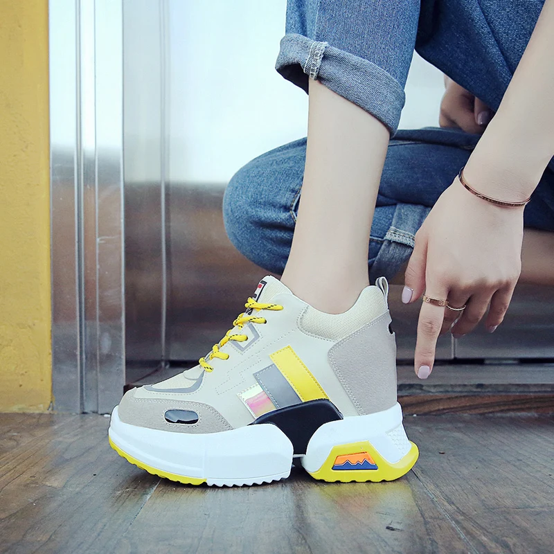 Женская повседневная обувь на шнуровке белые кроссовки каблуке 8 5 см танкетке