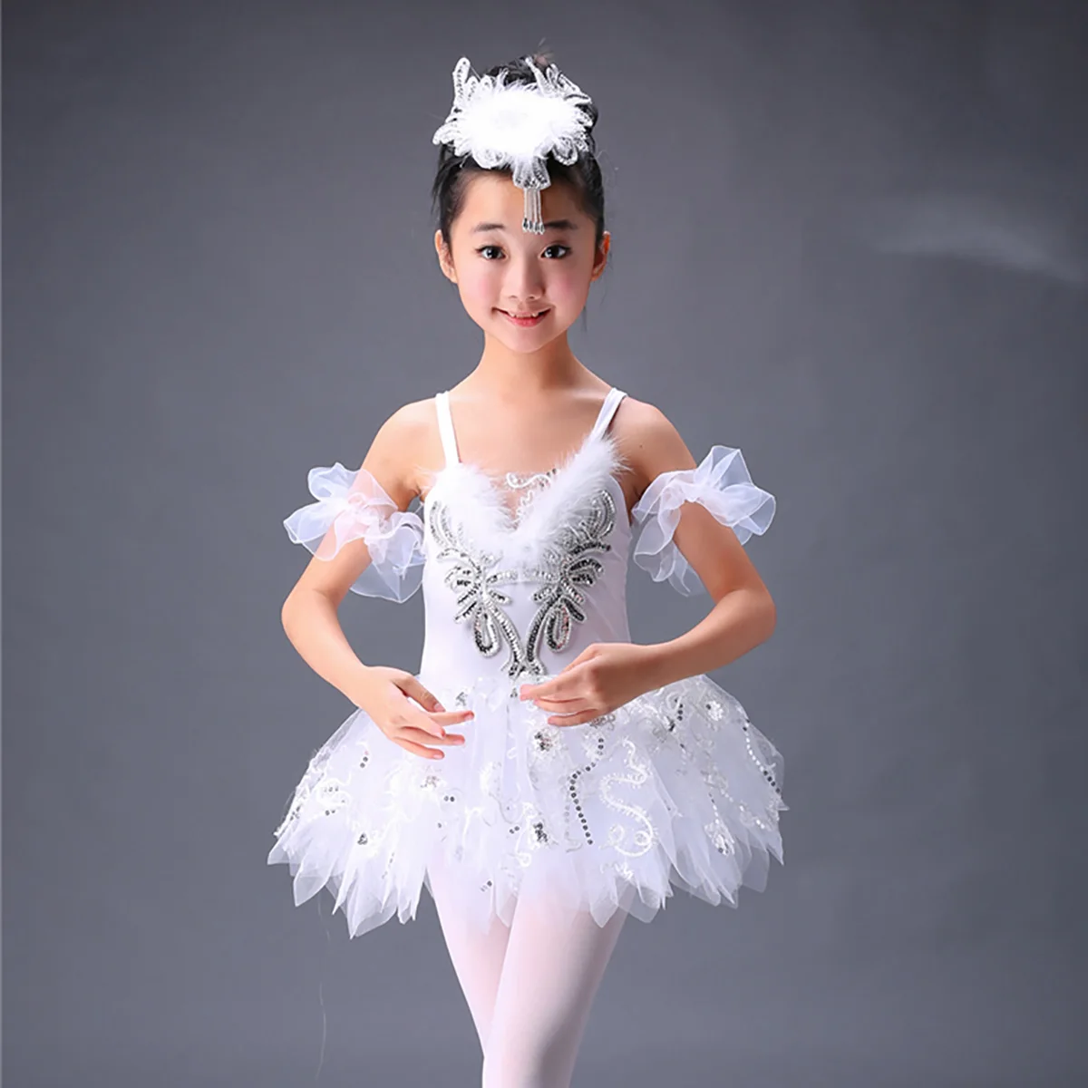 Детское балетное платье-пачка с блестками и перьями на тонких бретельках Детские