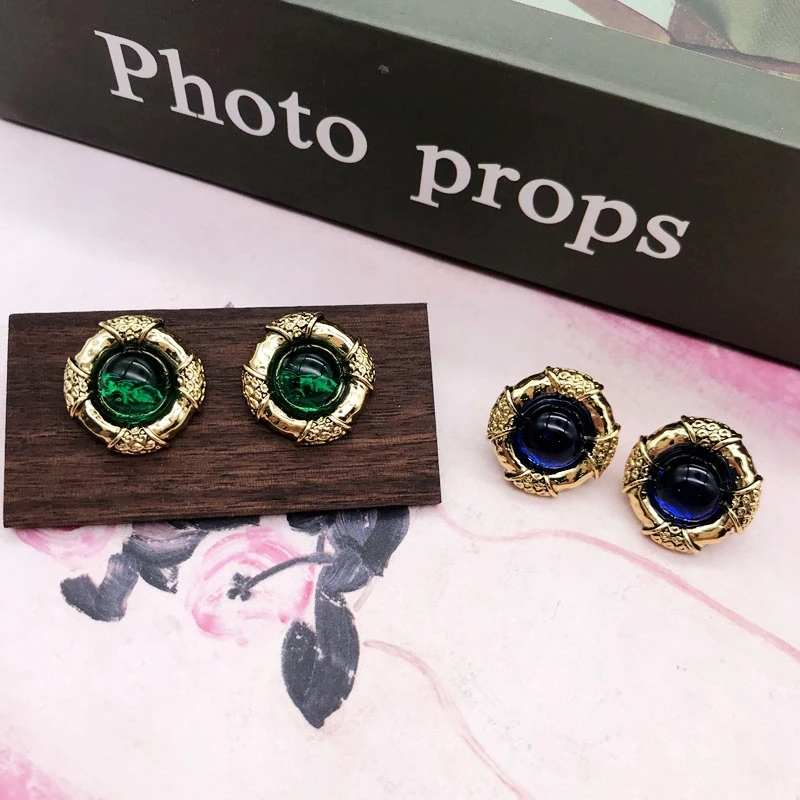 Винтажные серьги-гвоздики с текстурой зеленого и синего цветов опаловыми