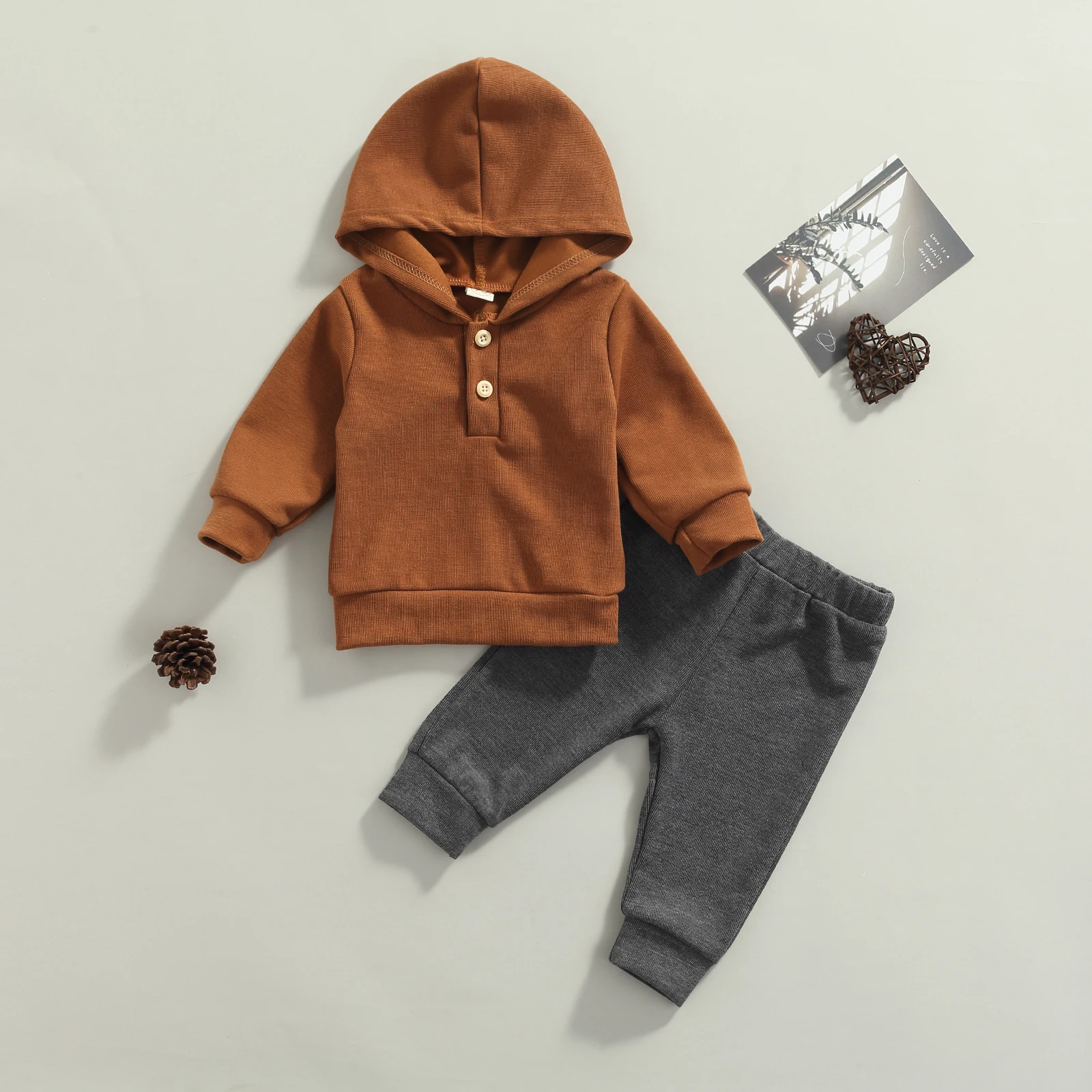 

Свитшот с длинным рукавом и капюшоном + брюки с эластичным поясом