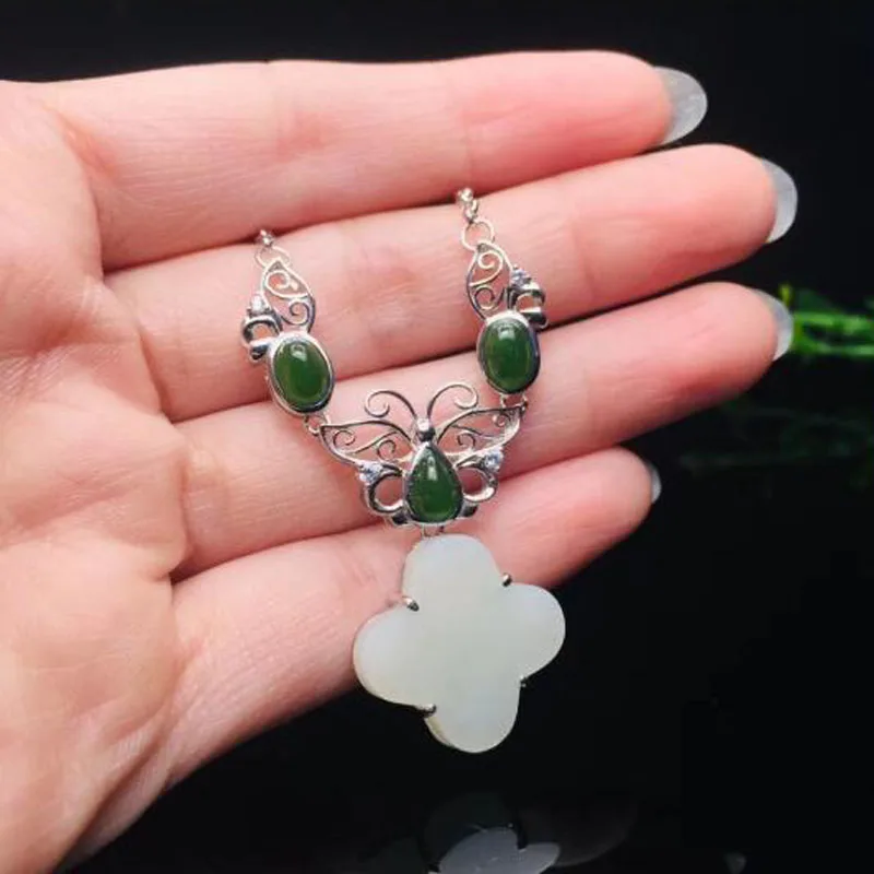 Подвеска на удачу из серебра 925 пробы с белыми и зелеными нефритовыми бусинами в