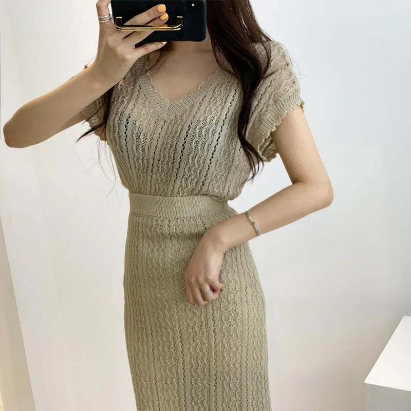 

Женский элегантный трикотажный комплект из двух предметов, пуловер с V-образным вырезом и коротким рукавом и юбка-карандаш средней длины с п...