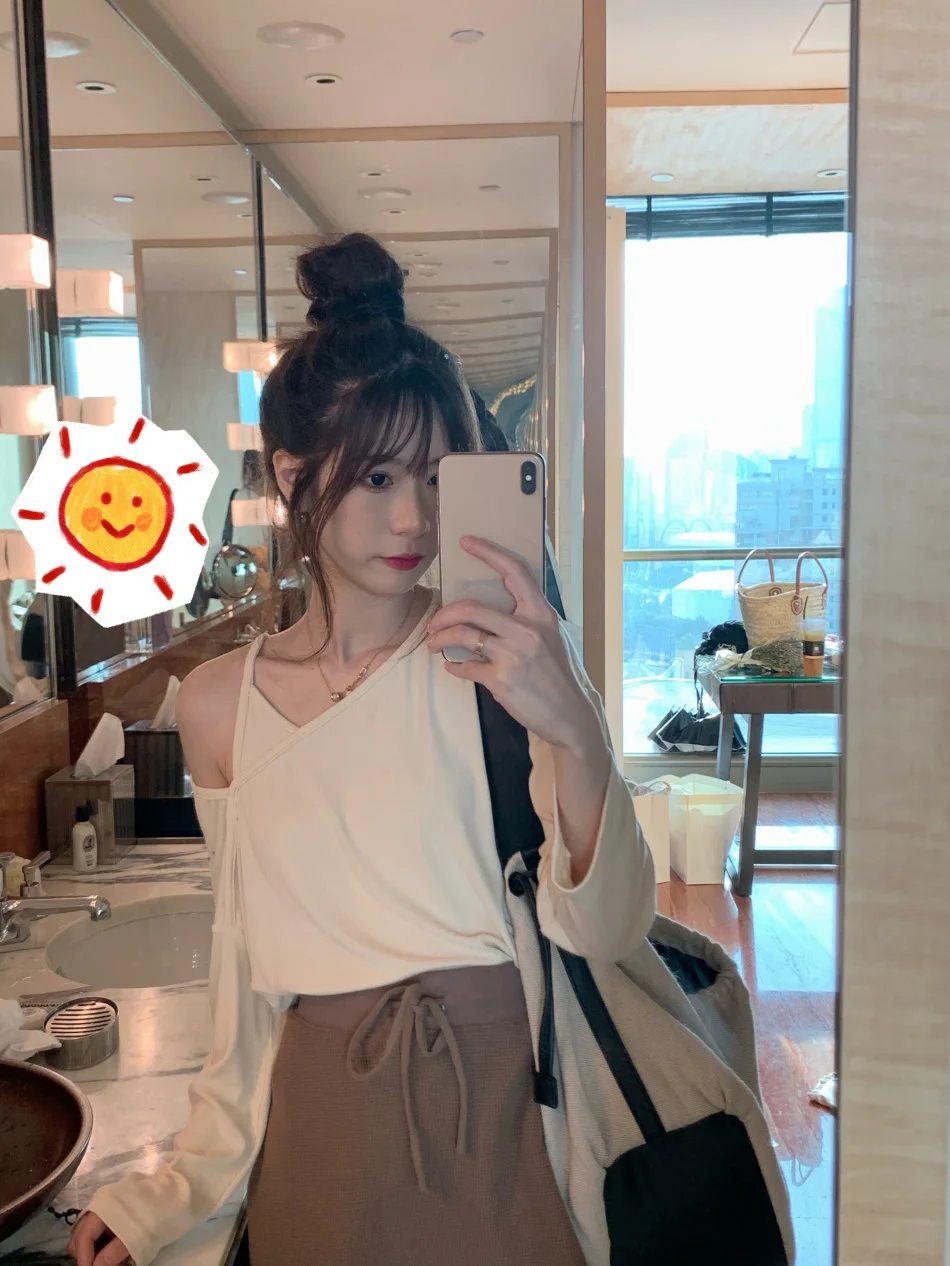 Женский летний комплект из двух предметов: футболка с открытыми плечами и