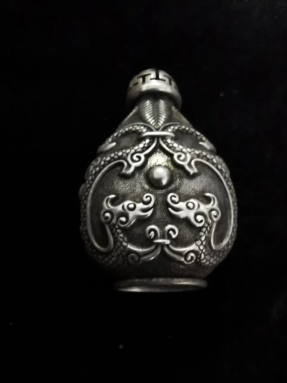 

Exquisite flying dragon white copper snuff bottle decoration