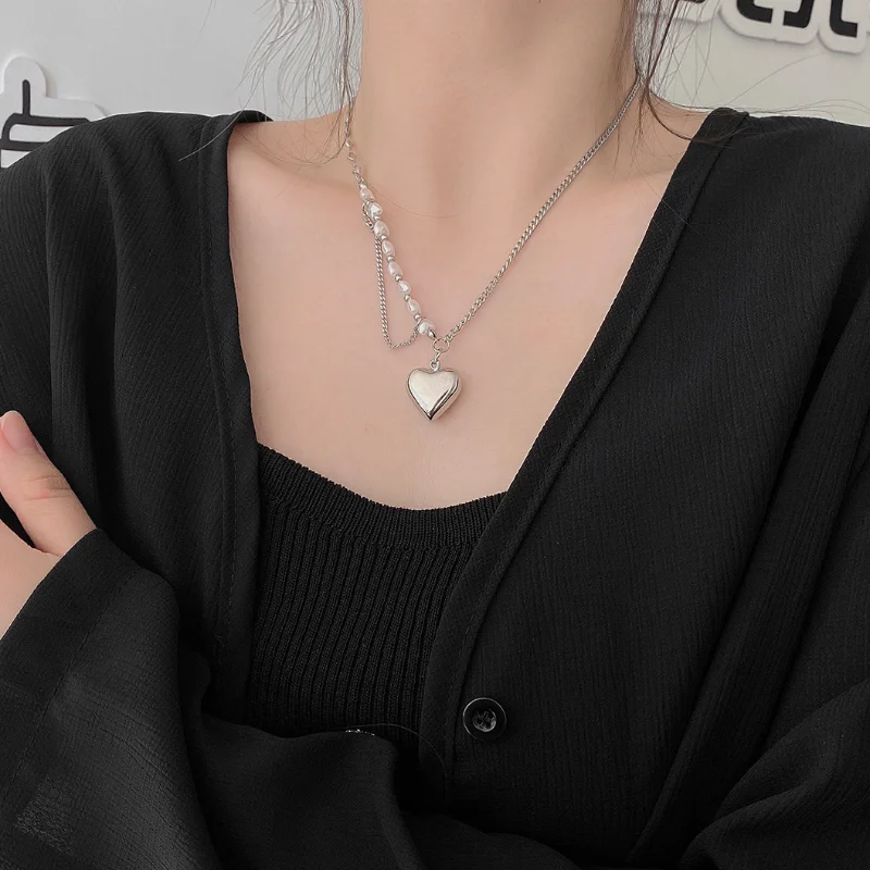 

Modern Jewelry Heart Pendant Necklace 2021 New Design Silvery Plating Love Simulated Pearl Chain Necklace For Girl Lady Gifts