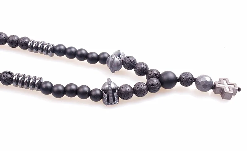 Ожерелье спартанского рыцаря в шлеме из гематита с гравировкой бусин и крестом