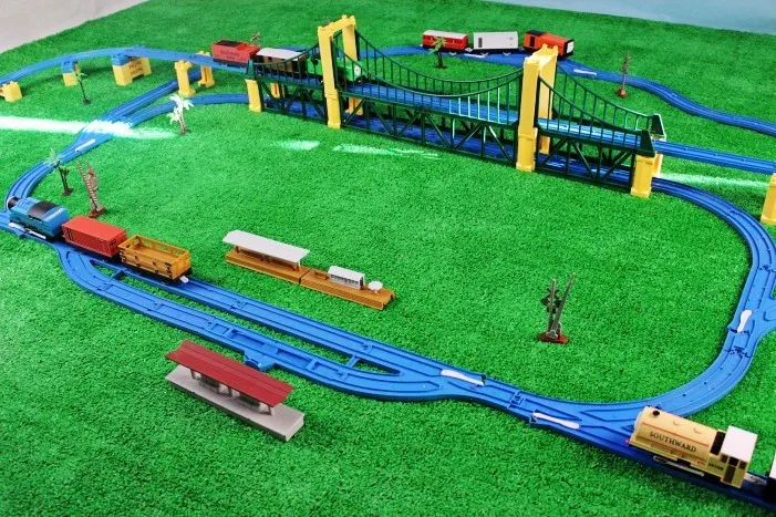 

Large size 119pcs 4 locomotive 8 carriage Trains Educational Electronic Model Electric Rail Train car slot runway orbit toy