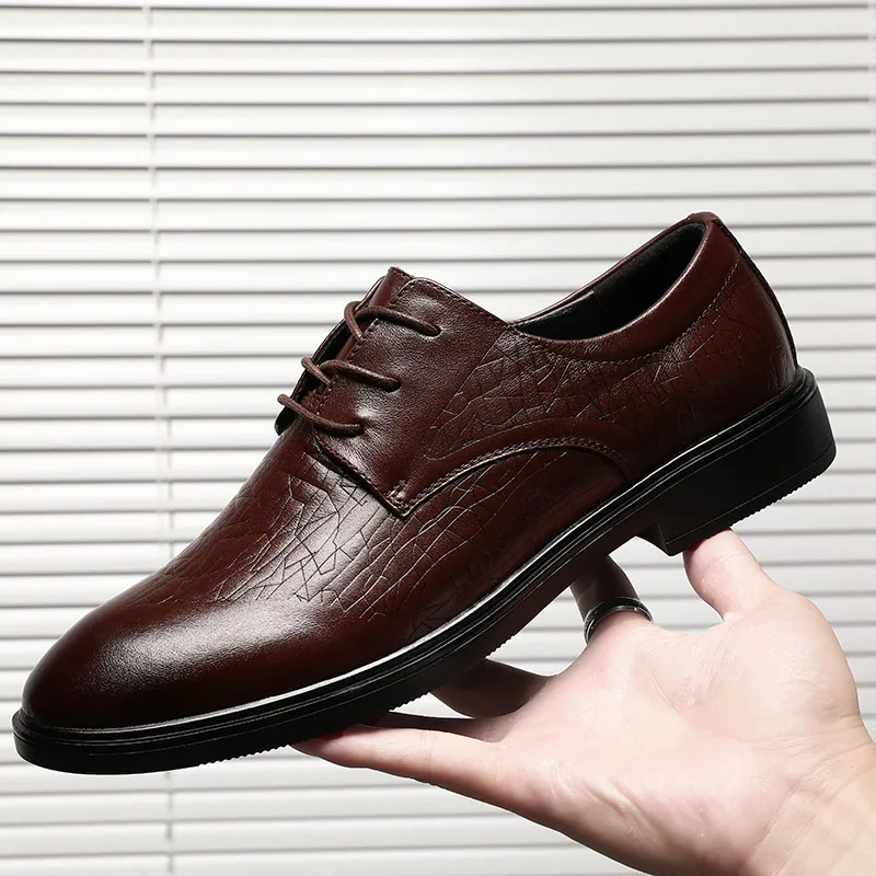 Мужские модельные туфли из натуральной кожи на плоской подошве в деловом стиле