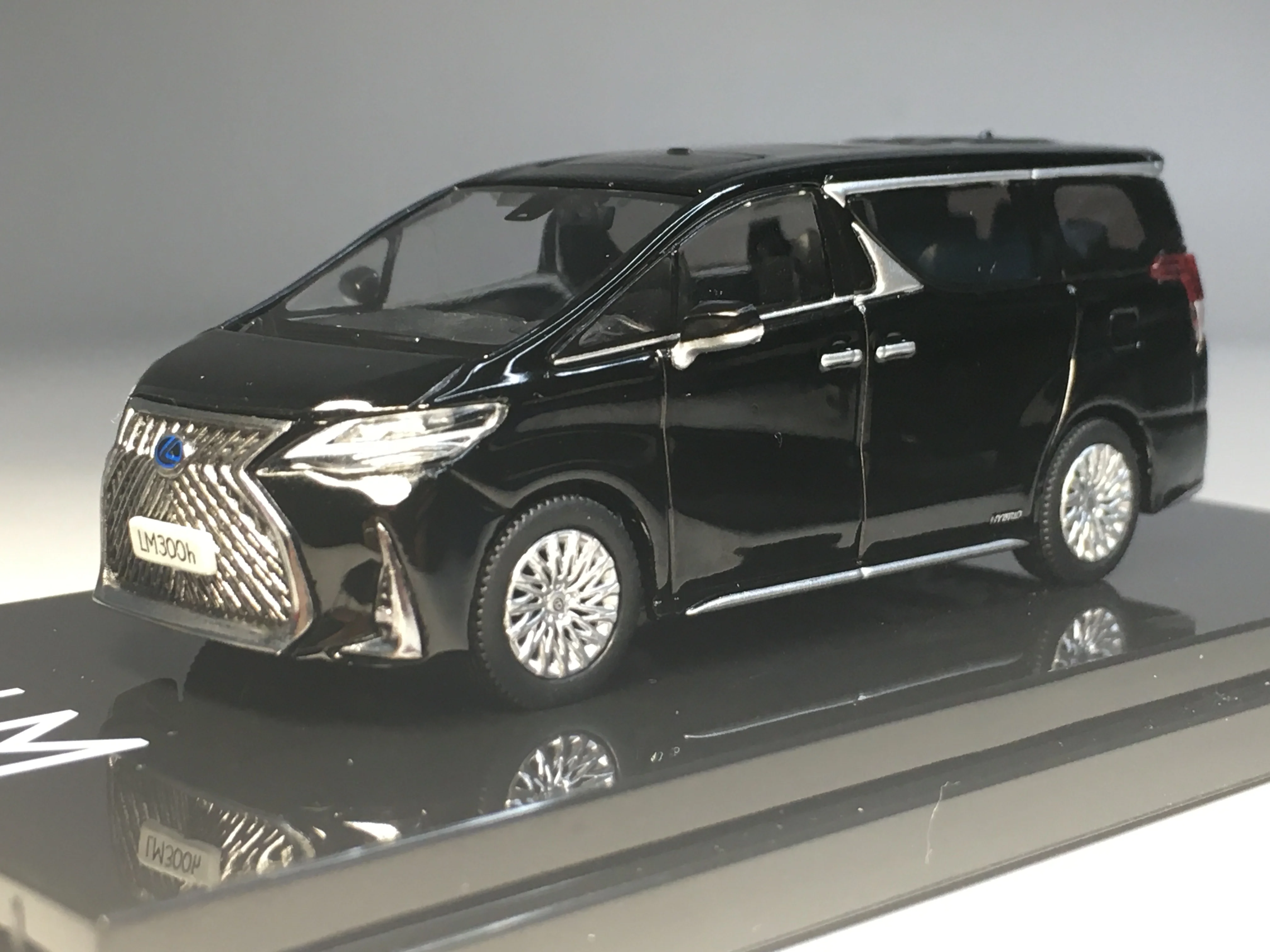 

Коллекция автомобилей из Японии 1/64 LEXUS LM 300h HJ641022CBBB