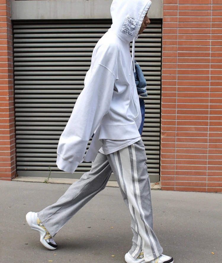 Белые полосатые простые серые штаны шаровары с разрезом по бокам для бега