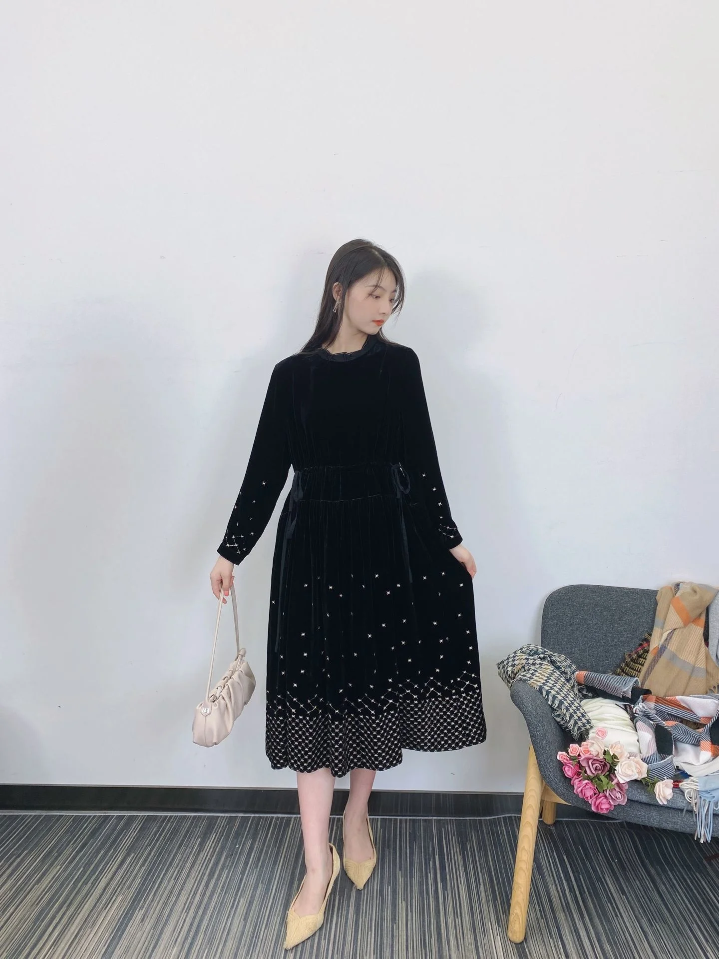 

Live broadcast of 598 yuan "same style in the mall" silk velvet three-dimensional embroidery dress for women's autumn and winter