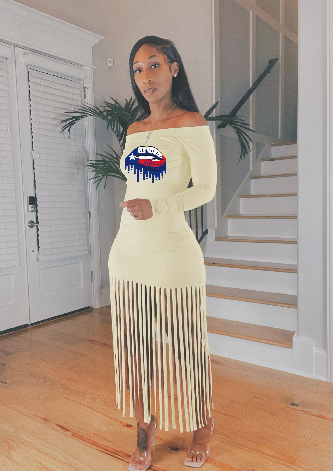 

Женское платье-футляр средней длины, с длинным рукавом и открытыми плечами