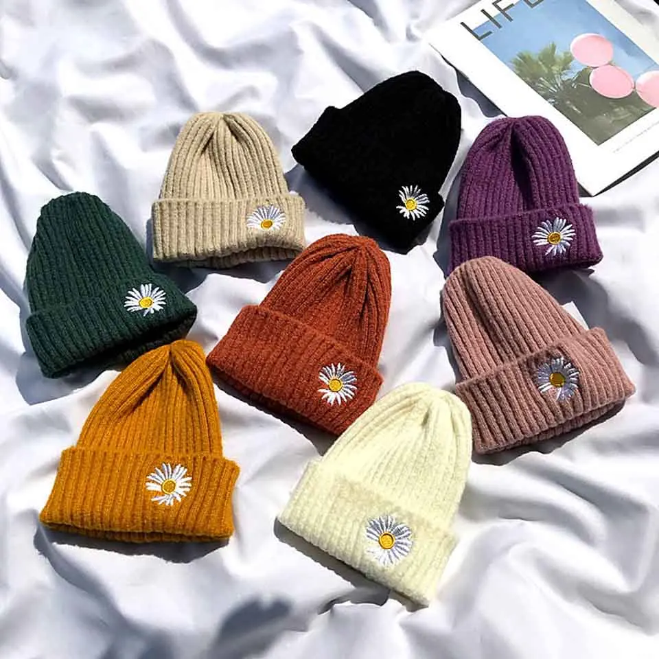 Женская вязаная шапка ярких цветов с вышивкой маргаритки теплая мягкая модная