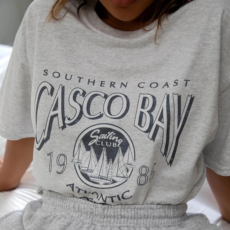 

Модная женская футболка 2021, летняя футболка с буквенным принтом, повседневный серый женский топ с коротким рукавом, свободная футболка, пул...